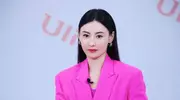 张柏芝再演绎“死亡芭比粉色”，气质优越秒变时髦精