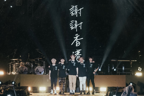 八三夭《颠倒世界》巡回演唱会香港站,暴雨中两度安可乐迷大满足! - 360娱乐,你开心就好