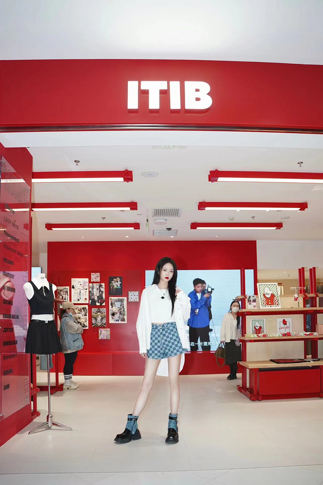 刘泳希出席ITIB线下活动 化身“服装设计师” 展多重魅力 - 360娱乐，你开心就好